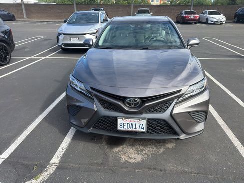 Used 2018 Toyota Camry SE w/ Convenience Package image 2