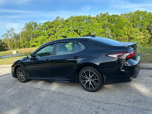Used 2022 Toyota Camry SE image 3