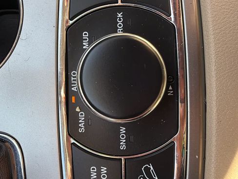 Used 2020 Jeep Grand Cherokee Overland AWD/4WD image 21