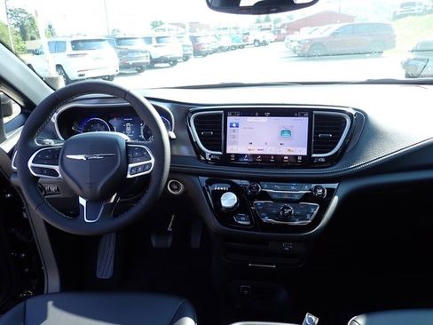 New 2026 Chrysler Pacifica Select image 16