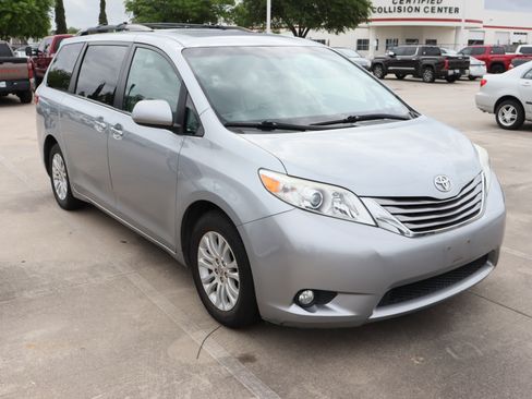 Used 2017 Toyota Sienna XLE w/ XLE Navigation Package image 2