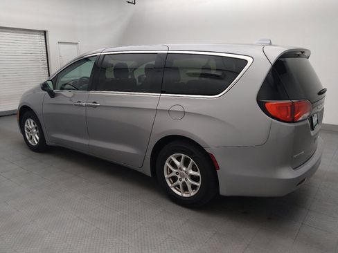Used 2017 Chrysler Pacifica Touring FWD image 3