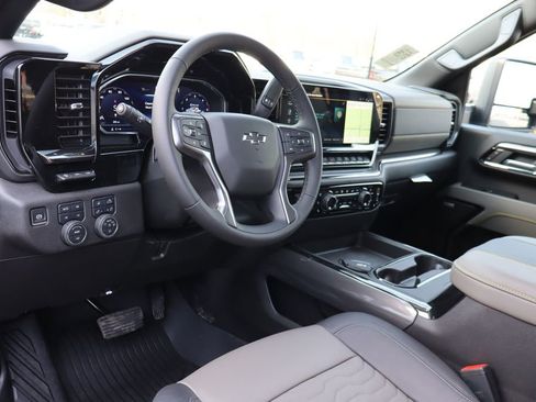 Used 2025 Chevrolet Silverado 2500 ZR2 w/ Technology Package image 5