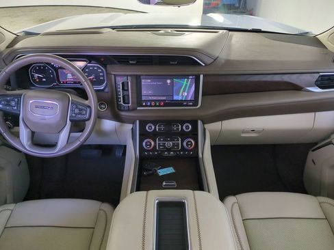 Used 2021 GMC Yukon XL Denali w/ Denali Premium Package image 19