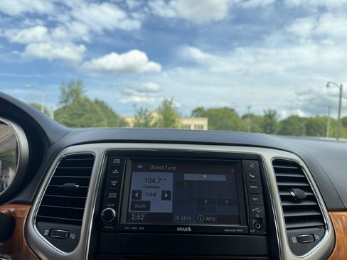 Used 2011 Jeep Grand Cherokee Overland AWD/4WD image 12