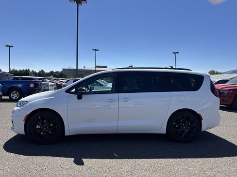 Used 2025 Chrysler Pacifica Limited FWD image 6