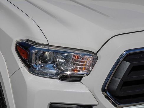 Certified 2021 Toyota Tacoma SR5 AWD/4WD image 5