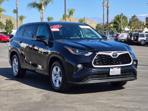 Used 2025 Toyota Highlander LE image 3