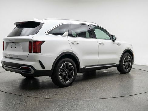 Used 2024 Kia Sorento S image 9