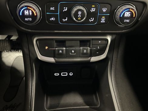 Used 2023 GMC Terrain SLT image 30