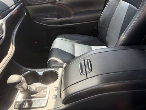 Used 2016 Toyota Highlander Limited FWD image 25