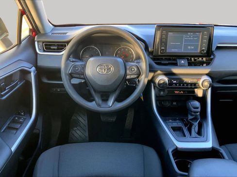 Used 2019 Toyota RAV4 LE FWD image 5