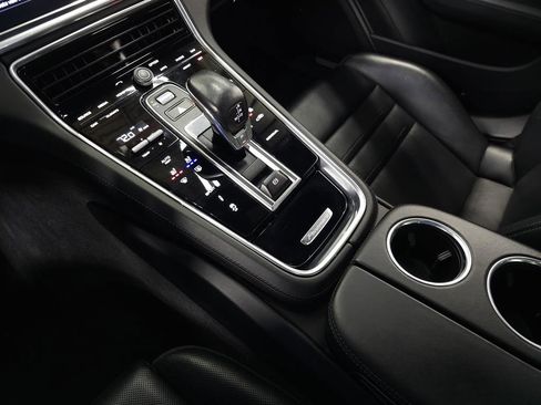 Used 2020 Porsche Panamera image 32