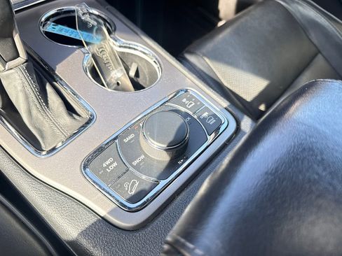 Used 2020 Jeep Grand Cherokee Overland AWD/4WD image 21
