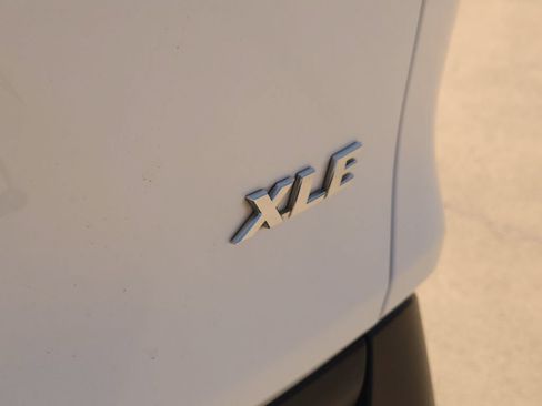 Used 2020 Toyota RAV4 XLE FWD image 7
