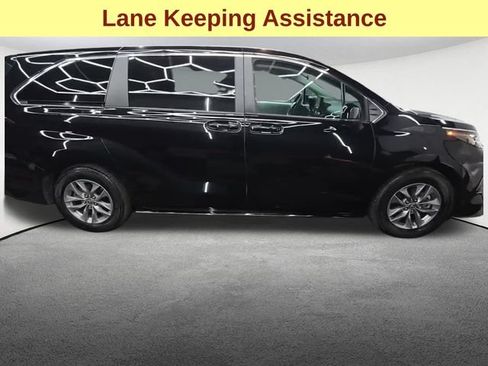 Used 2025 Toyota Sienna LE FWD image 4