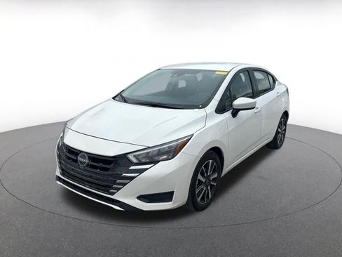 Used 2025 Nissan Versa SV image 3