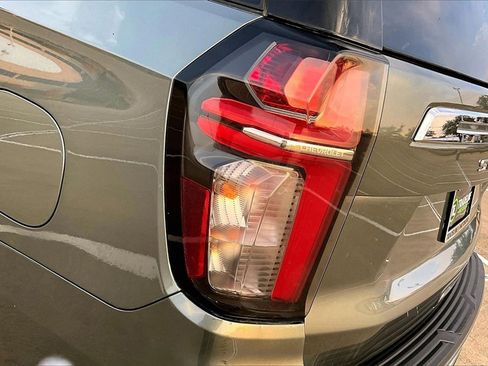 Used 2023 Chevrolet Suburban Premier image 23