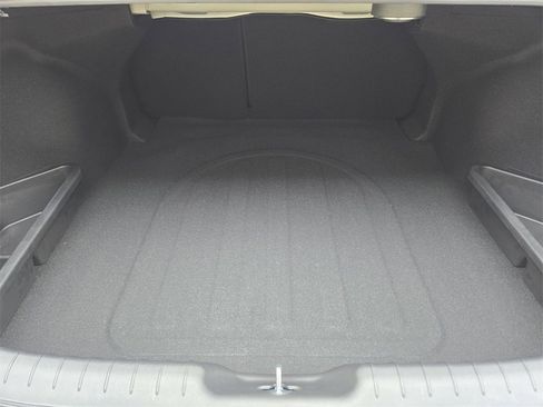 Used 2025 Hyundai Elantra Limited image 24