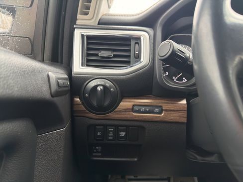 Used 2016 Nissan Titan SL image 17