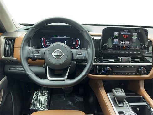 Used 2025 Nissan Pathfinder Platinum image 18