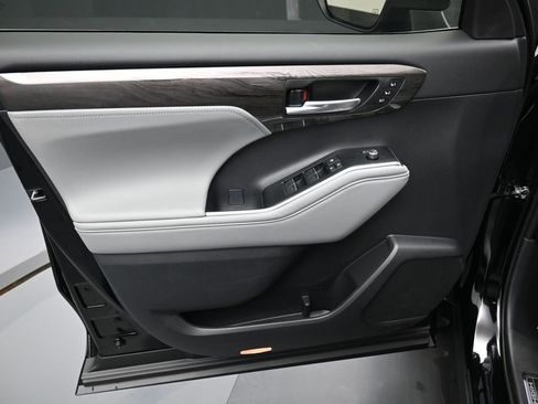 Certified 2025 Toyota Highlander Platinum AWD/4WD image 13