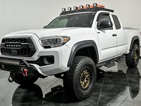 Used 2019 Toyota Tacoma SR w/ SX Package RWD image 5
