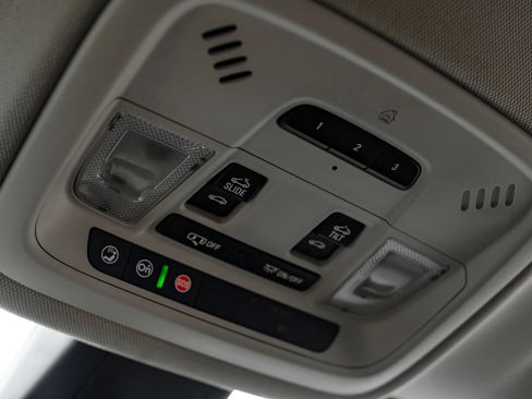 Used 2018 Chevrolet Traverse LT FWD image 42