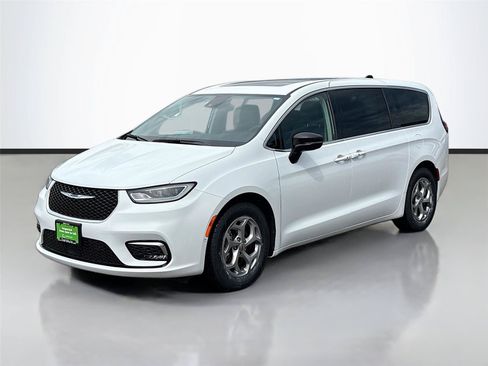 Certified 2024 Chrysler Pacifica Limited FWD image 4