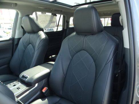 New 2026 Toyota Highlander Platinum AWD/4WD image 11