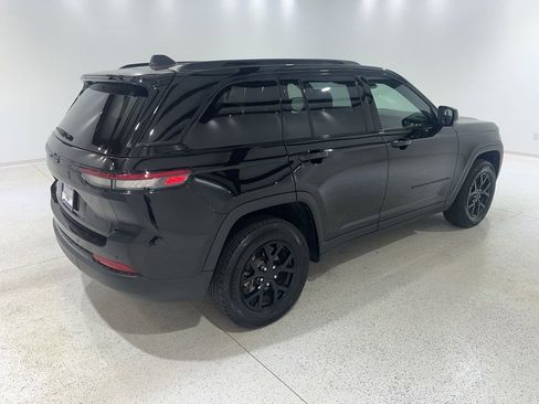 Used 2025 Jeep Grand Cherokee Altitude AWD/4WD image 5