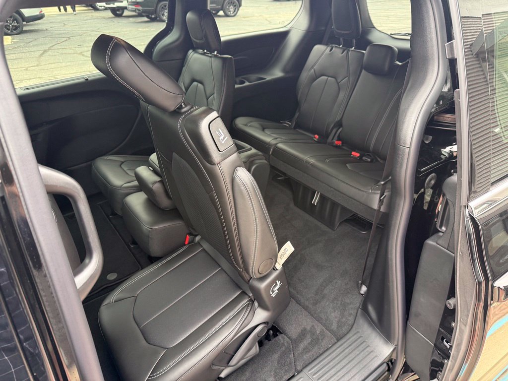 New 2027 Chrysler Pacifica Select FWD image 18