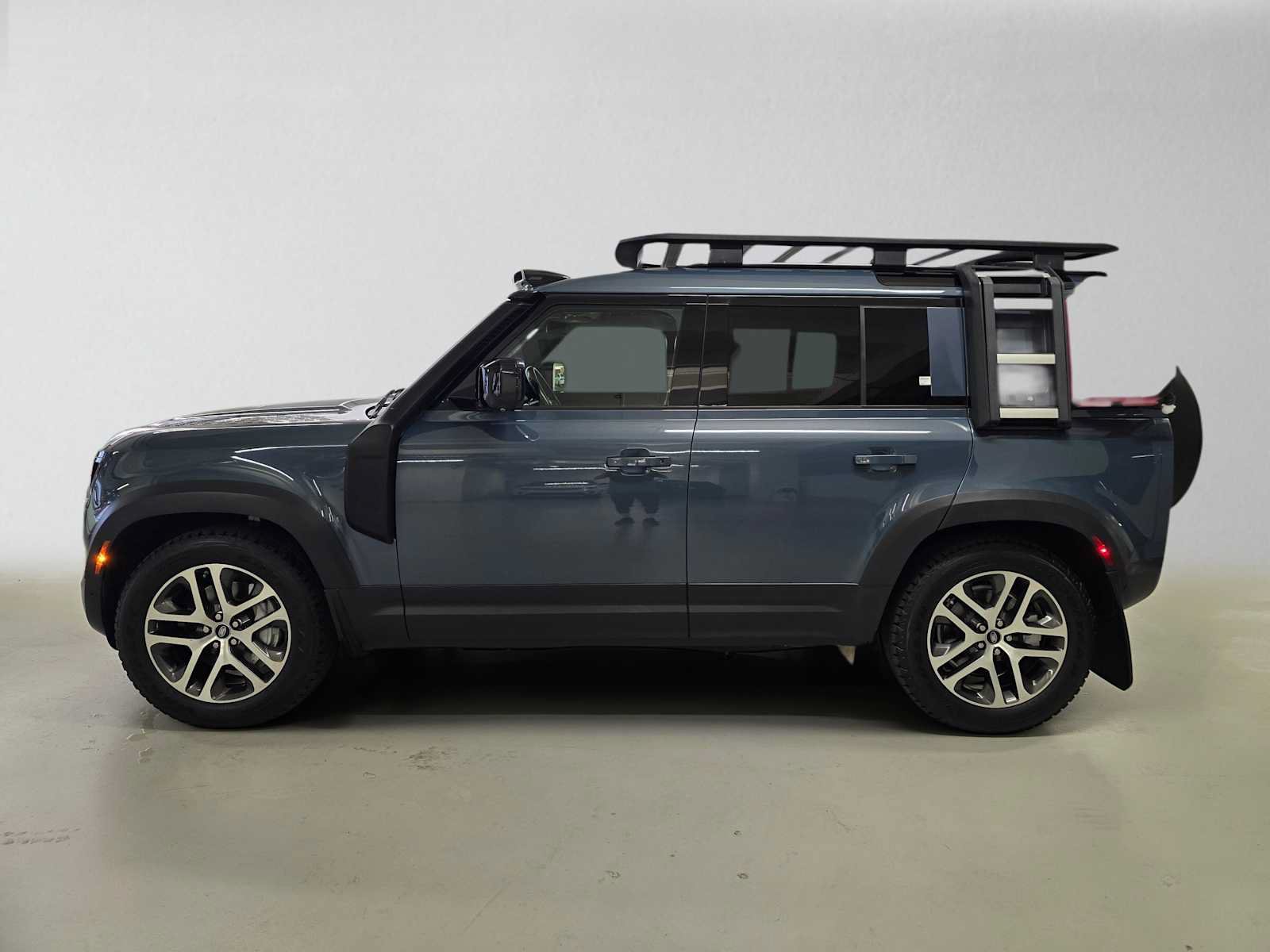 Used 2020 Land Rover Defender 110 HSE AWD/4WD image 3