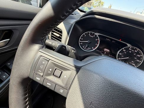 Used 2025 Nissan Rogue SV AWD/4WD image 33