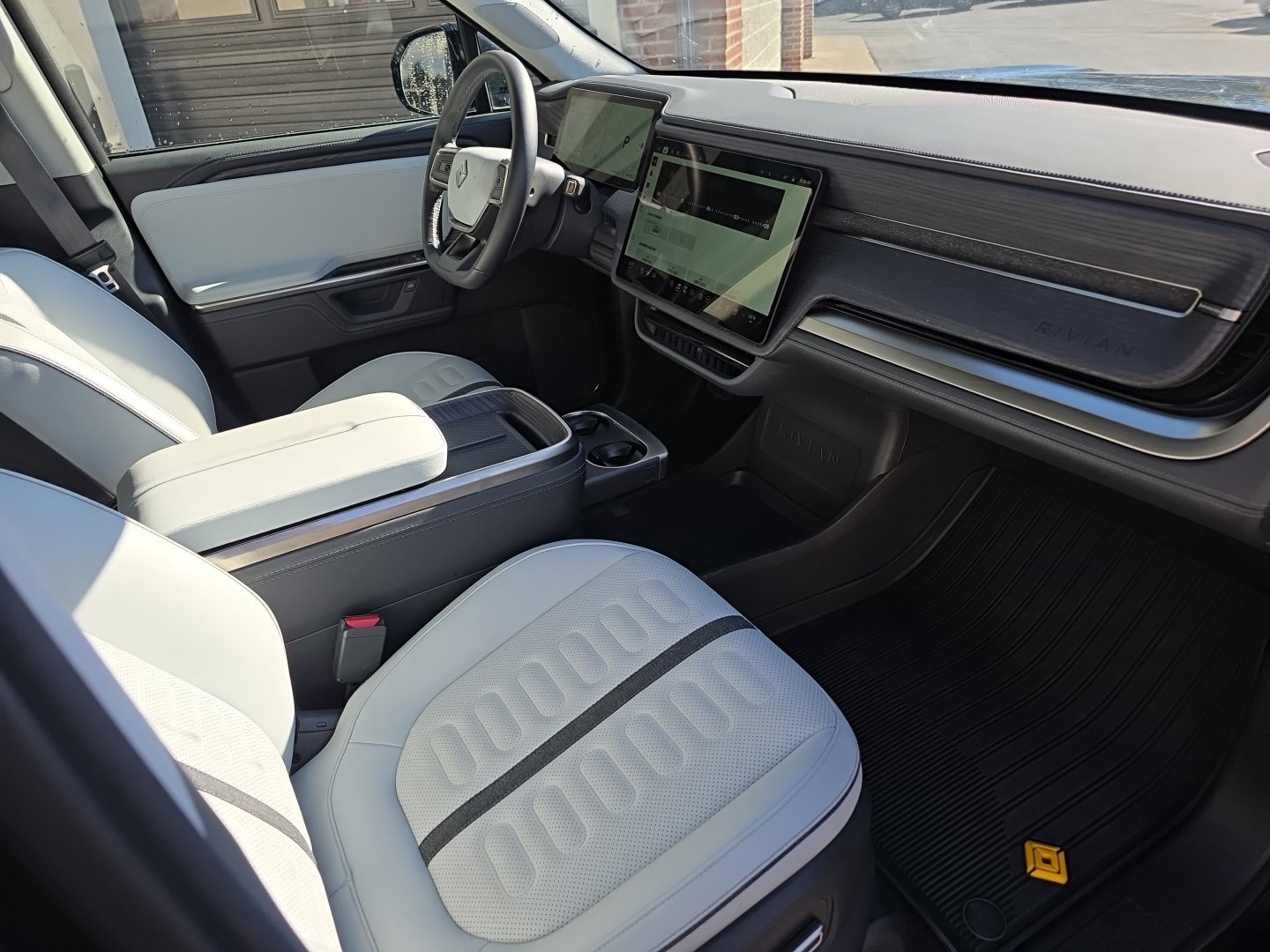 Used 2025 Rivian R1S Adventure Dual AWD/4WD image 34