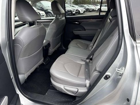 Used 2023 Toyota Highlander Limited image 17