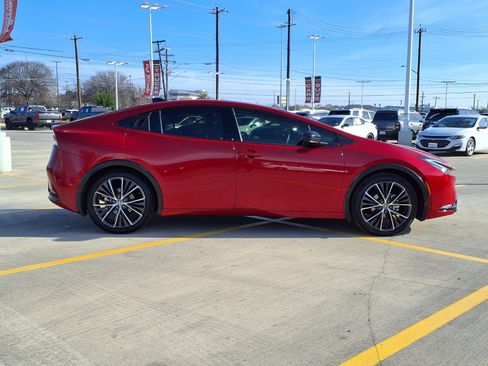 Used 2025 Toyota Prius XLE image 4