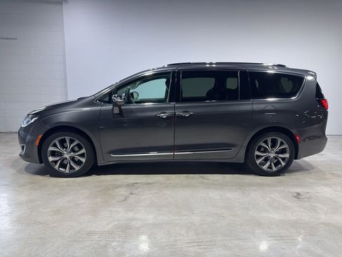 Used 2017 Chrysler Pacifica Limited w/ UConnect Theater Package FWD image 4