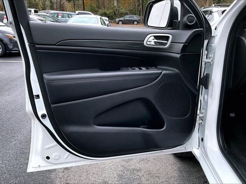 Used 2022 Jeep Grand Cherokee Laredo X image 19