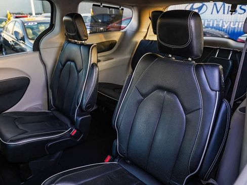 Used 2023 Chrysler Pacifica Limited image 18