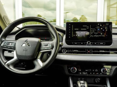 Used 2025 Mitsubishi Outlander SE AWD/4WD image 17