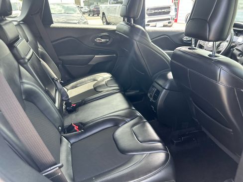 Used 2019 Jeep Cherokee Latitude Plus w/ Cold Weather Group AWD/4WD image 24