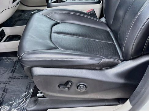 Used 2023 Chrysler Pacifica Touring-L FWD image 18
