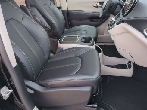Used 2024 Chrysler Pacifica Touring-L AWD/4WD image 22