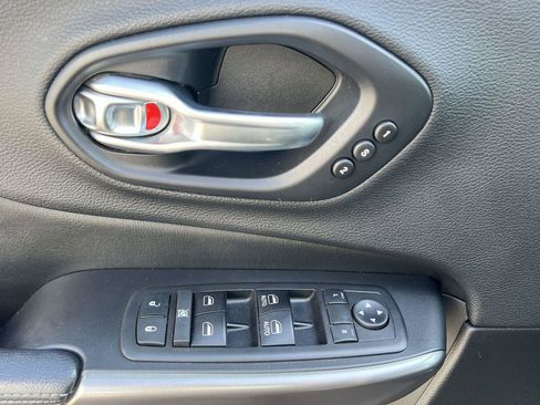 Used 2019 Jeep Cherokee Limited image 23