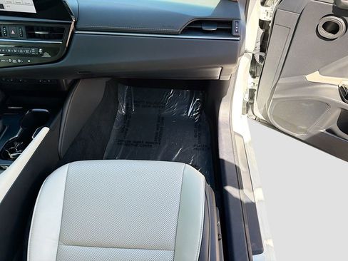 Used 2024 Lexus ES 350 w/ Premium Package FWD image 18