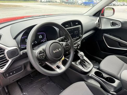 Certified 2025 Kia Soul LX w/ LX Technology Package FWD image 12