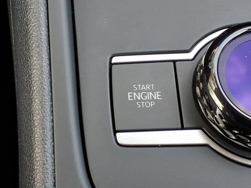 Used 2025 Volkswagen Tiguan SE AWD/4WD image 24