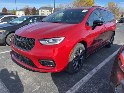 New 2026 Chrysler Pacifica Limited w/ S Appearance Package image 1