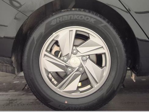 Used 2025 Hyundai Elantra SE FWD image 14